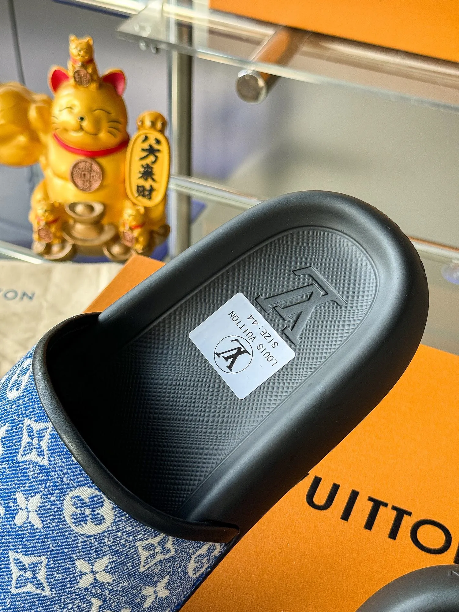 [L Home] P: 300💰 ▪️Shoe size: Women's 35-40 Men's 38-46▪️Packaging: Counter top quality~original packaging Louis Vuitton lv couple's monogram embossed slippers This season, Waterfront sandals return with a new look, and the upper buckle is embossed with Louis Vuitton's iconic Monogram pattern. Made of waterproof rubber with a comfortable and resilient insole. The lightweight, flexible outsole is embossed with the Louis Vuitton logo. Exquisitely packaged at the delivery counter 🛍📦 ▪️Fabric: Original molded rubber foam ▪️Sole: Original molded rubber foam outsole ▪️Sole thickness: 3CM.